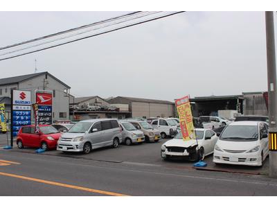 広い展示場に特選車がズラリ！