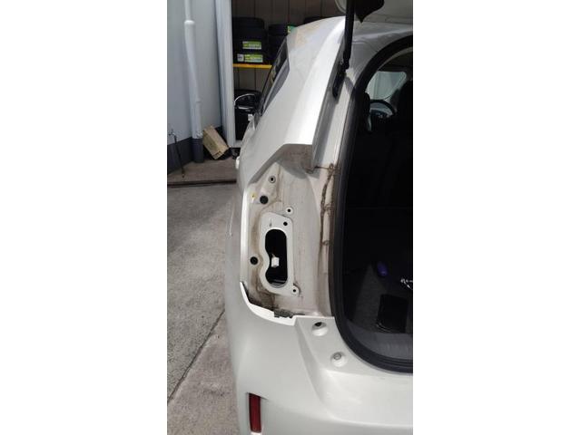 トヨタ プリウスα 左テールランプ交換 修理 取付 倉敷市 船穂 トヨタ プリウスα 左テールランプ交換 修理 取付 倉敷市 船穂