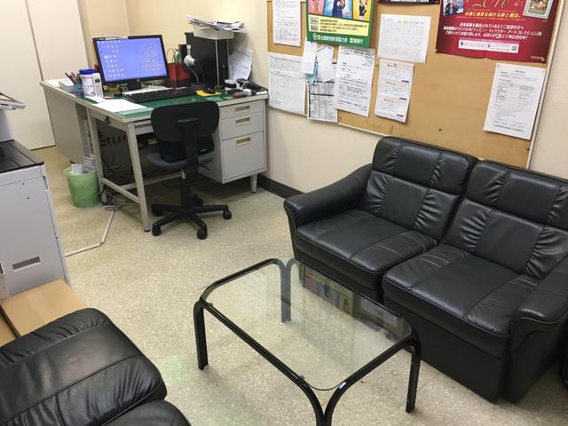 事務所内です♪オークション端末でもご希望の予算にあったお車を探しますよ♪