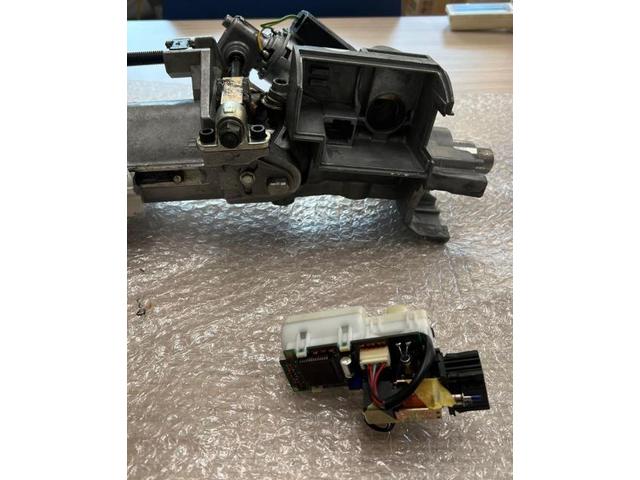 3rdレンジローバーのステアリングロックモーター交換です。キーが廻らなくなる、レンジローバーでよくある故障みたいです。2枚目の小さい基盤の修理です。