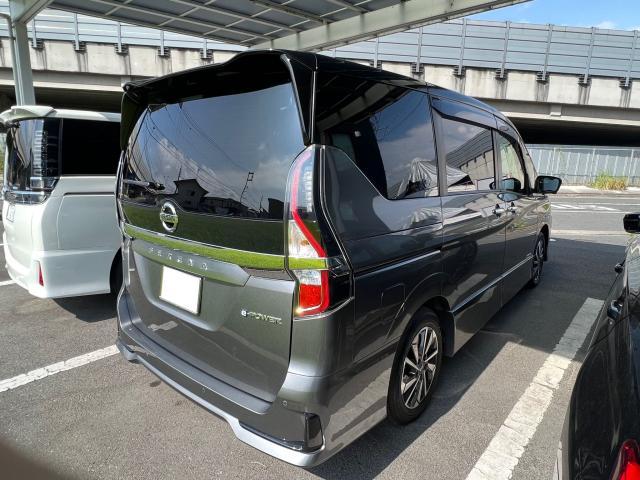 日産セレナのリア＋リアサイドにシルフィードSCｰ7015でカーフィルム施工です。