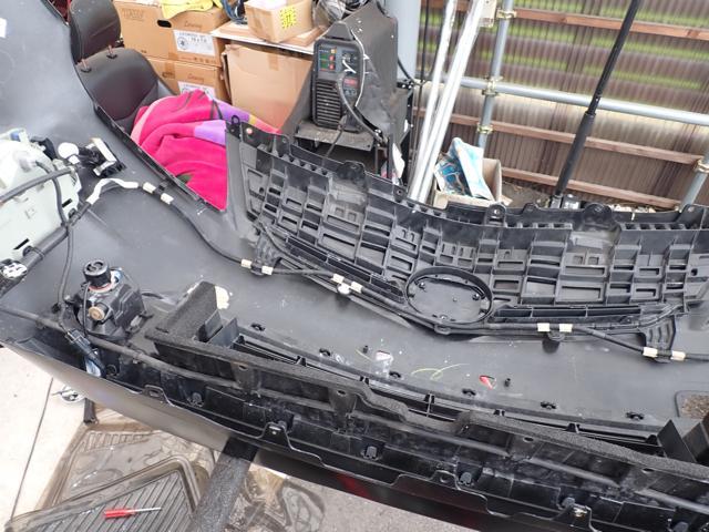 トヨタ プリウス フロントバンパー修理
ZVW30 Gツーリングセレクション 岡山市東区