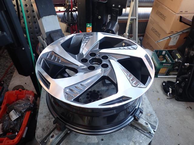 トヨタ 50プリウス ホイール交換
ZVW51 Aプレミアム 岡山市東区