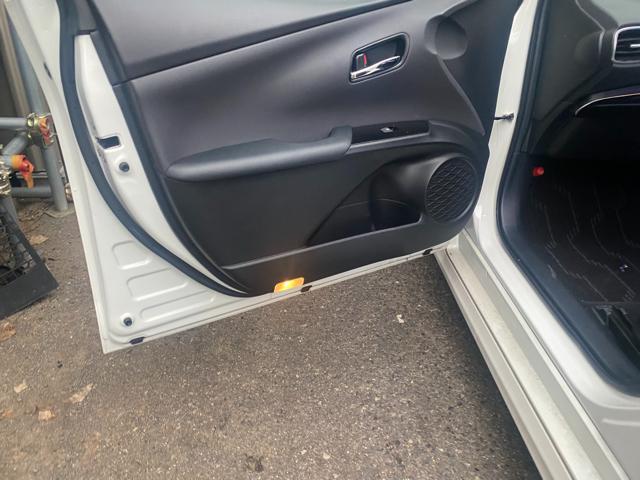 トヨタ 50プリウス ルームライトLED取り付け
ZVW51 Aプレミアム 岡山市東区