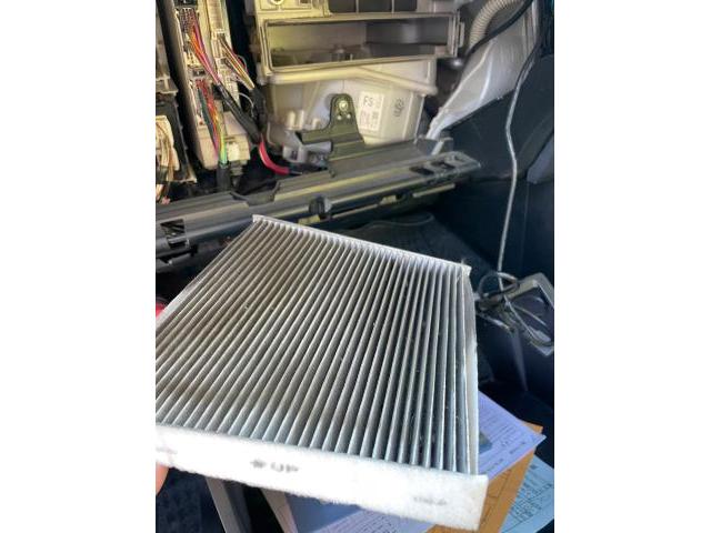 トヨタ　30プリウス　Gツーリングセレクション　納車前点検　オイル エレメント 交換　ワイパーゴム交換　エアコンフィルター交換　ZVW30  岡山市東区