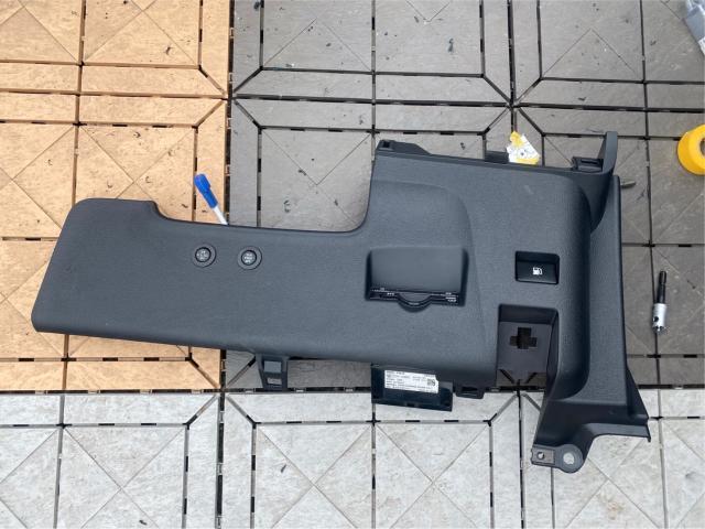 トヨタ 50プリウス パネル取り付け穴開け加工 純正フットライト トヨタ 50プリウス パネル取り付け穴開け加工 純正フットライト