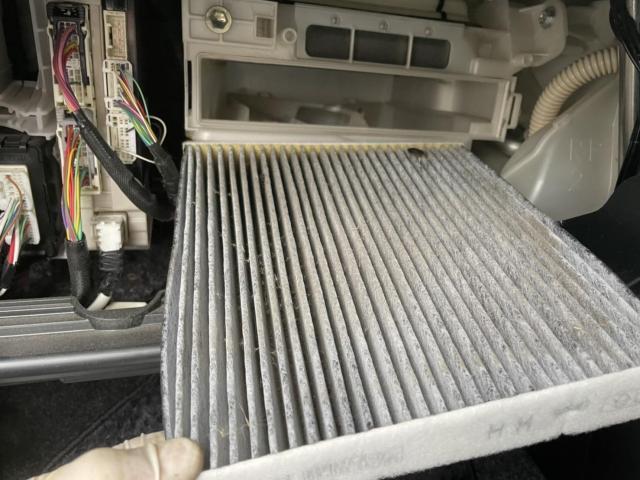 トヨタ　30プリウス　納車前点検　オイル交換　エレメント交換　ワイパーゴム交換　エアコンフィルター交換　ZVW30 岡山市東区