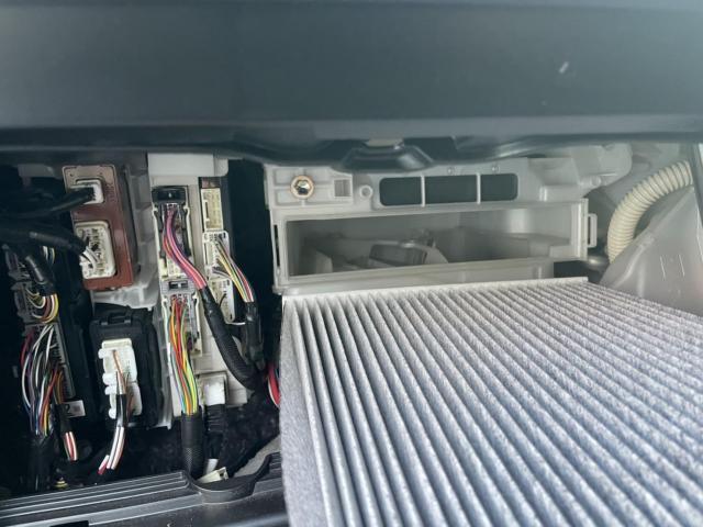 トヨタ　30プリウス　納車前点検　オイル交換　エレメント交換　ワイパーゴム交換　エアコンフィルター交換　ZVW30 岡山市東区