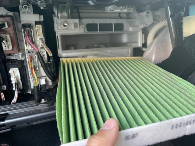 トヨタ　30プリウス　納車前点検　オイル交換　エレメント交換　ワイパーゴム交換　エアコンフィルター交換　ZVW30 岡山市東区