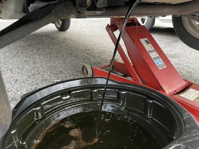 トヨタ　50プリウス　納車前点検　オイル交換　エレメント交換　ワイパーゴム交換　エアコンフィルター交換　ZVW51 岡山市東区