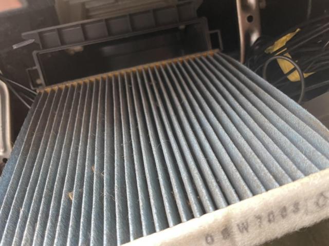 トヨタ 30系プリウス 納車前点検（オイル エレメント ワイパーゴム エアコンフィルター）交換 ZVW30　岡山市東区