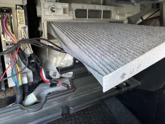 トヨタ 30系プリウス 納車前点検（オイル エレメント ワイパーゴム エアコンフィルター）交換 ZVW30　岡山市東区