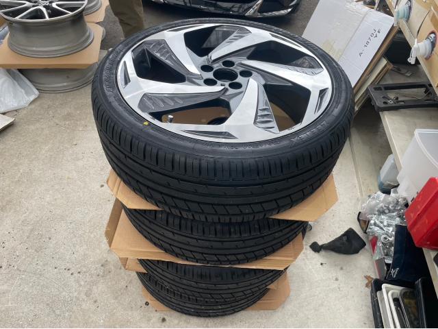 トヨタ 50系プリウス   在庫車 タイヤホイール 交換 15インチ→18インチ 組み換え ZVW51 岡山市東区