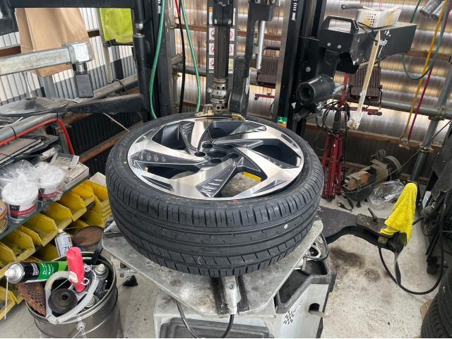 トヨタ 50系プリウス   在庫車 タイヤホイール 交換 15インチ→18インチ 組み換え ZVW51 岡山市東区