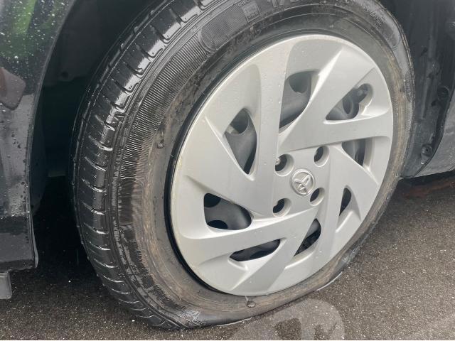 トヨタ アクア レッカー引き取り フロントタイヤ交換 NHP10 岡山市東区