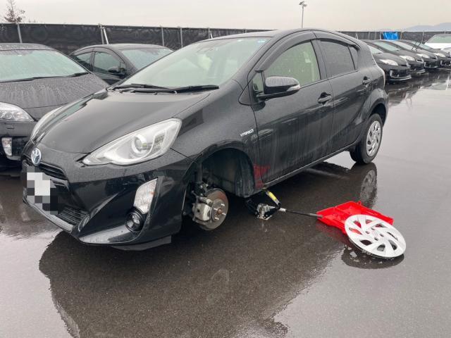 トヨタ アクア レッカー引き取り フロントタイヤ交換 NHP10 岡山市東区