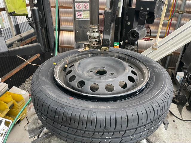 トヨタ アクア レッカー引き取り フロントタイヤ交換 NHP10 岡山市東区