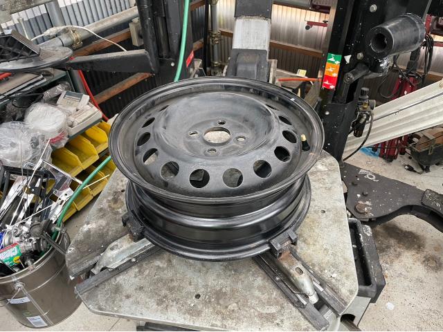 トヨタ アクア レッカー引き取り フロントタイヤ交換 NHP10 岡山市東区