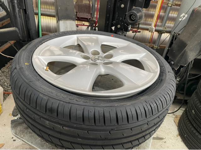 トヨタ 30系プリウス タイヤ 交換 ZVW30 岡山市東区