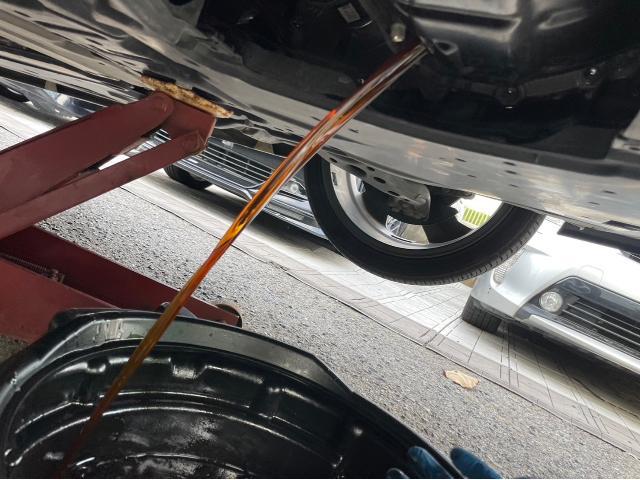 トヨタ 50系プリウス 納車前点検 オイル エレメント ワイパーゴム エアコンフィルター 交換 ZVW51 岡山市東区