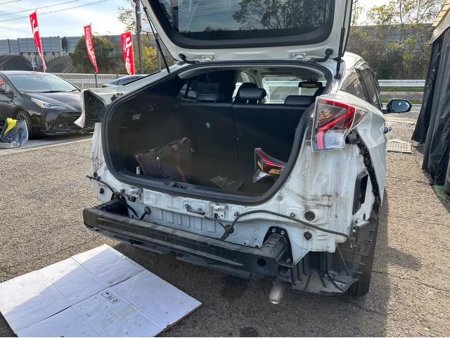 トヨタ 50系プリウス 納車前点検、フロントタイヤ2本交換、リアバンパー交換、テールライト右交換 交換 ZVW51 岡山市東区