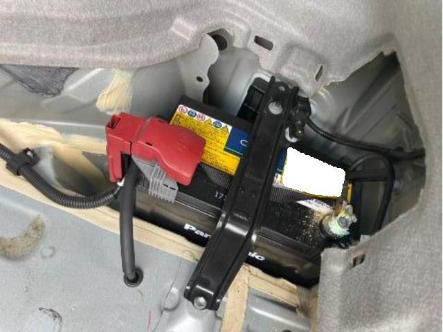 トヨタ 30系プリウス  補機バッテリー交換 ZVW30 岡山市東区