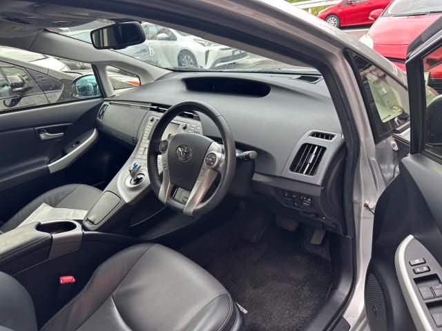 トヨタ 30系プリウス  ガングリップコンビステアリング取付 ZVW30 岡山市東区