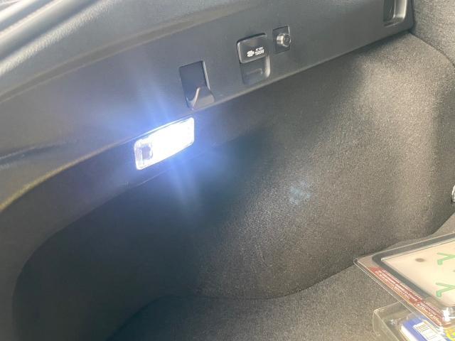 トヨタ　50系プリウス　LEDバックランプ、LEDルームランプ、交換　ZVW55