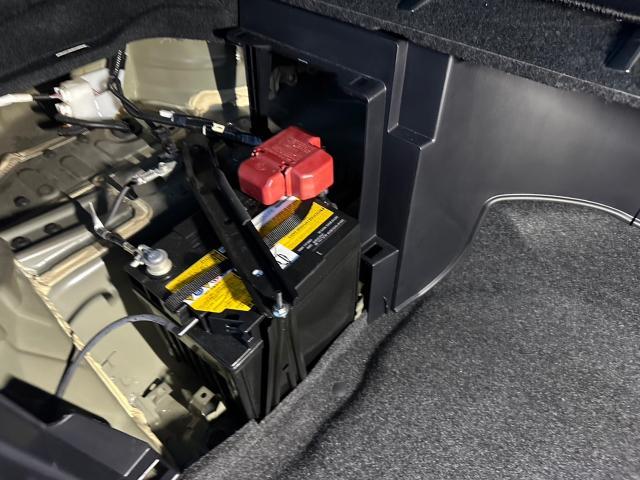 トヨタ　ハリアーハイブリッド　補機バッテリー交換　AVU65W　岡山市東区