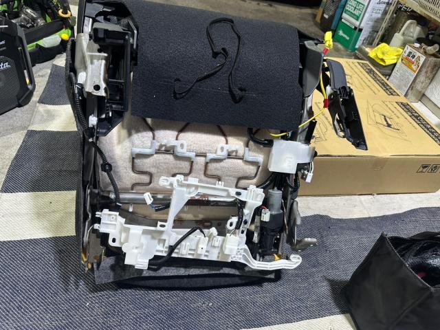 トヨタ　50系プリウス 　シートレール　交換　ZVW51　岡山市東区