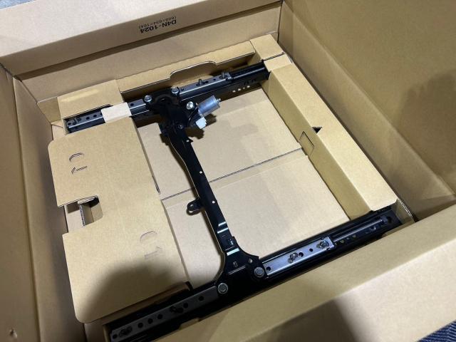 トヨタ　50系プリウス 　シートレール　交換　ZVW51　岡山市東区