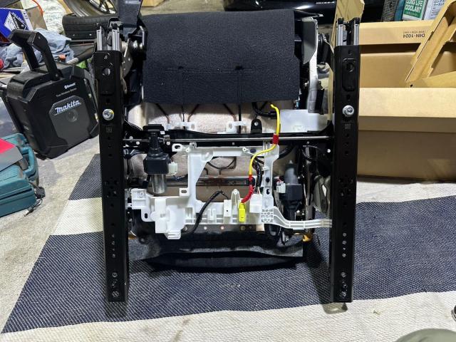 トヨタ　50系プリウス 　シートレール　交換　ZVW51　岡山市東区