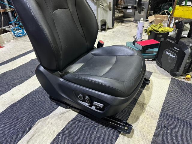 トヨタ　50系プリウス 　シートレール　交換　ZVW51　岡山市東区