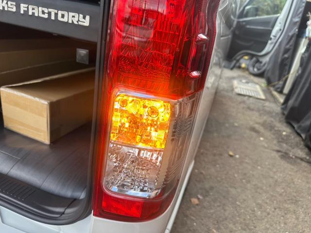 トヨタ　ハイエースバン　納車点検、リアウィンカーLEDバルブ交換、純正流用 ハイラックス純正ホイール取付　GDH201V　岡山市東区