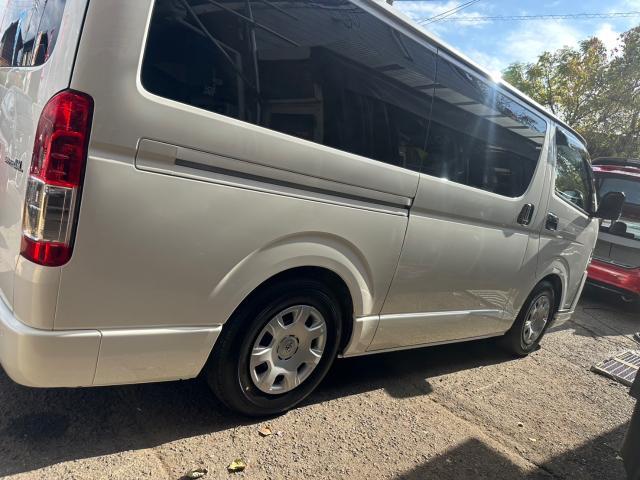 トヨタ　ハイエースバン　納車点検、リアウィンカーLEDバルブ交換、純正流用 ハイラックス純正ホイール取付　GDH201V　岡山市東区