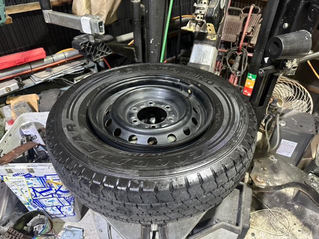 トヨタ　ハイエースバン　スタッドレスタイヤ交換　TRH200V　岡山市東区