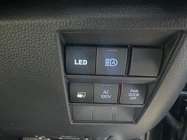 トヨタ　ヴォクシー　純正オプション シグネチャーイルミネーション　オンオフ加工、純正風ビルトインスイッチ 取付　ZWR90W　岡山市東区