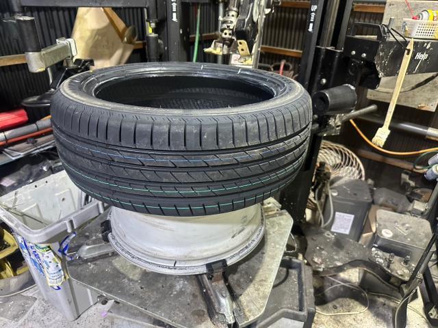 トヨタ　30系プリウス 　フロントタイヤ2本 交換　ZVW30　岡山市東区