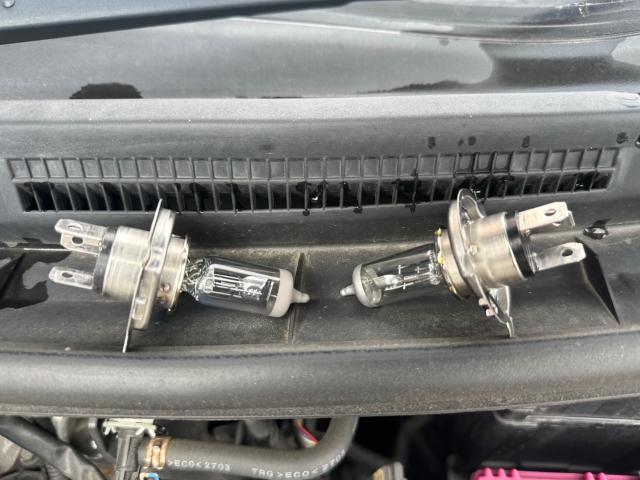 日産　ノート　ヘッドライトバルブLH 交換　E12　岡山市東区