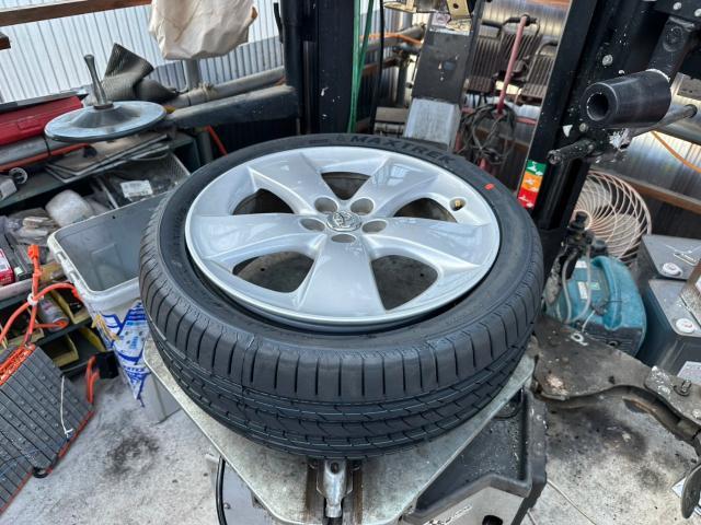 トヨタ　30プリウス 　URASキャンバープレート取外し、新品タイヤ交換　ZVW30　岡山市東区