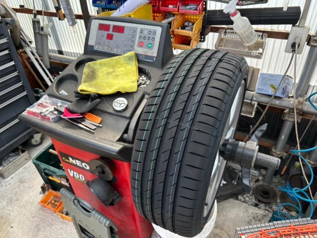 トヨタ　30プリウス 　URASキャンバープレート取外し、新品タイヤ交換　ZVW30　岡山市東区