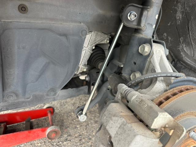 トヨタ　30プリウス 　納車前点検　スタビリンク左右 交換　ZVW30【岡山県岡山市　東区・中区・北区・赤磐市・瀬戸内市で持込でのタイヤ交換・ドライブレコーダー・ナビ等のパーツ取付・カスタムの事ならエヌアンドエスオートへお任せ】下さい！】