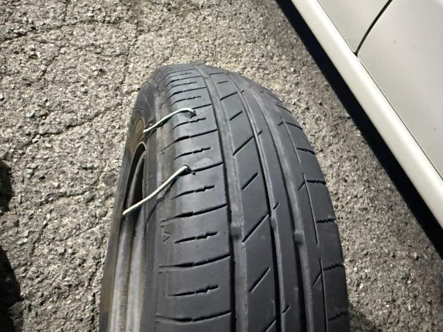 ダイハツ　ミラ　パンクの為、タイヤホイール交換　L275S【岡山県岡山市　東区・中区・北区・赤磐市・瀬戸内市で持込でのタイヤ交換・ドライブレコーダー・ナビ等のパーツ取付・カスタムの事ならエヌアンドエスオートへお任せ】下さい！】