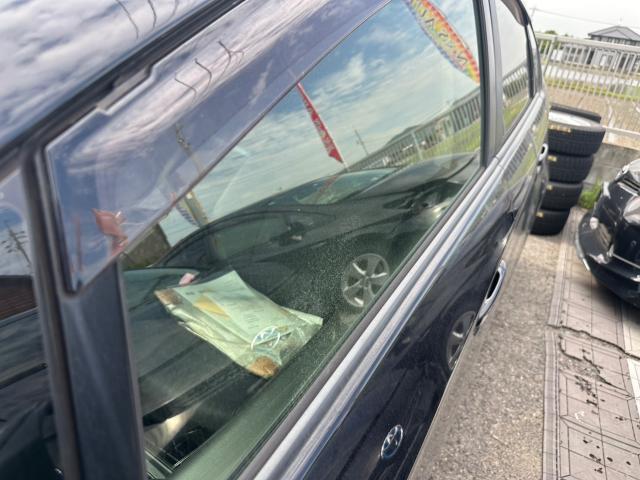 トヨタ　30プリウス 　フロントドアガラスLH 交換　ZVW30【岡山県岡山市　東区・中区・北区・赤磐市・瀬戸内市で持込でのタイヤ交換・ドライブレコーダー・ナビ等のパーツ取付・カスタムの事ならエヌアンドエスオートへお任せ】下さい！】