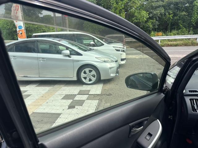 トヨタ　30プリウス 　フロントドアガラスLH 交換　ZVW30【岡山県岡山市　東区・中区・北区・赤磐市・瀬戸内市で持込でのタイヤ交換・ドライブレコーダー・ナビ等のパーツ取付・カスタムの事ならエヌアンドエスオートへお任せ】下さい！】