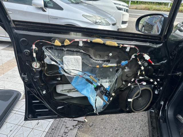 トヨタ　30プリウス 　フロントドアガラスLH 交換　ZVW30【岡山県岡山市　東区・中区・北区・赤磐市・瀬戸内市で持込でのタイヤ交換・ドライブレコーダー・ナビ等のパーツ取付・カスタムの事ならエヌアンドエスオートへお任せ】下さい！】