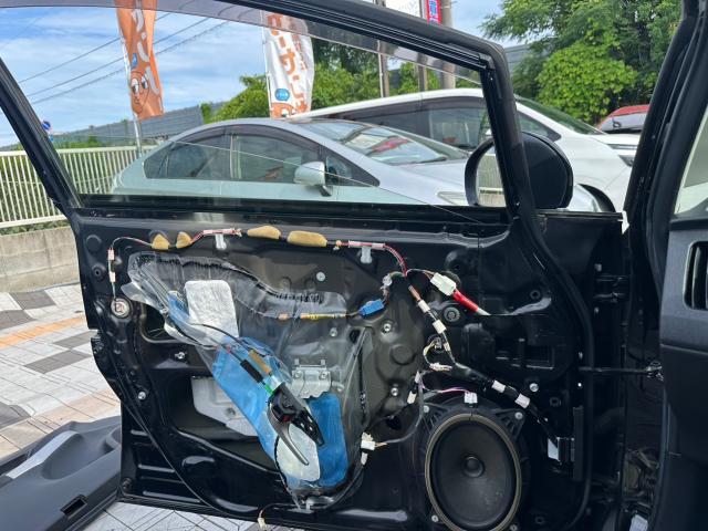 トヨタ　30プリウス 　フロントドアガラスLH 交換　ZVW30【岡山県岡山市　東区・中区・北区・赤磐市・瀬戸内市で持込でのタイヤ交換・ドライブレコーダー・ナビ等のパーツ取付・カスタムの事ならエヌアンドエスオートへお任せ】下さい！】