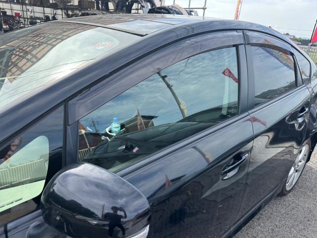 トヨタ　30プリウス 　フロントドアガラスLH 交換　ZVW30【岡山県岡山市　東区・中区・北区・赤磐市・瀬戸内市で持込でのタイヤ交換・ドライブレコーダー・ナビ等のパーツ取付・カスタムの事ならエヌアンドエスオートへお任せ】下さい！】