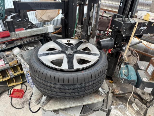 トヨタ　50プリウス 　タイヤ交換 1本　ZVW51【岡山県岡山市　東区・中区・北区・赤磐市・瀬戸内市で持込でのタイヤ交換・ドライブレコーダー・ナビ等のパーツ取付・カスタムの事ならエヌアンドエスオートへお任せ】下さい！】