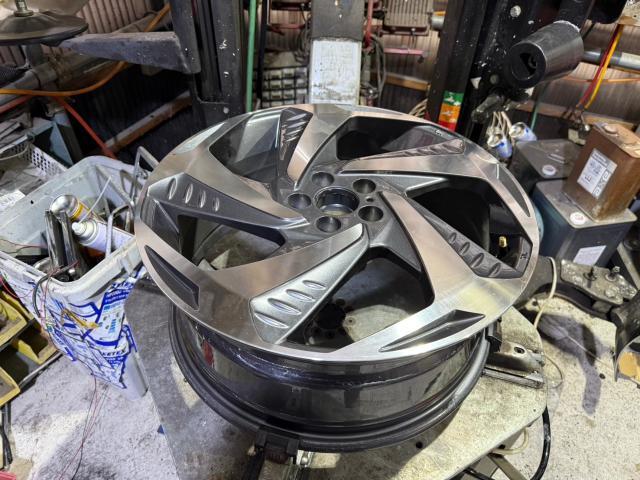 トヨタ　50プリウス 　右フロントタイヤ 1本　交換　ZVW51【岡山県岡山市　東区・中区・北区・赤磐市・瀬戸内市で持込でのタイヤ交換・ドライブレコーダー・ナビ等のパーツ取付・カスタムの事ならエヌアンドエスオートへお任せ】下さい！】